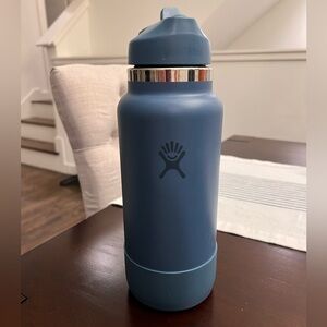 Hydro Flask 32 Oz Wide
Mouth Bottle with Straw Lid & Boot